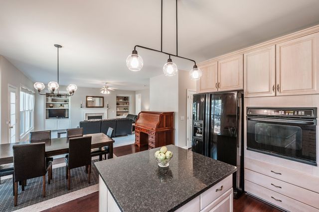 102 Fairlake Ct, Hendersonville, TN 37075