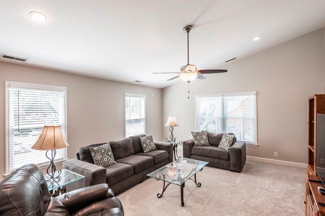 102 Fairlake Ct, Hendersonville, TN 37075