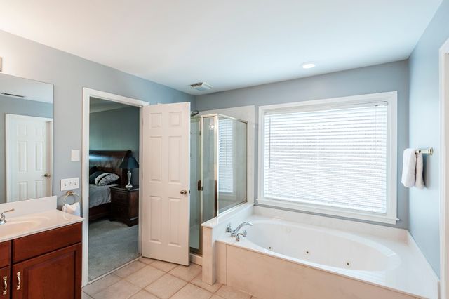 102 Fairlake Ct, Hendersonville, TN 37075