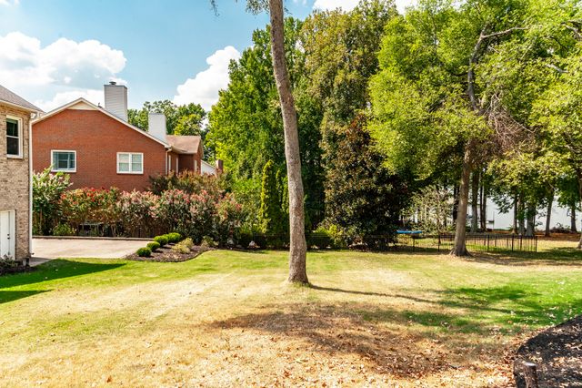 102 Fairlake Ct, Hendersonville, TN 37075