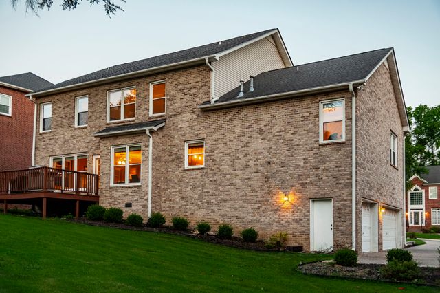 102 Fairlake Ct, Hendersonville, TN 37075