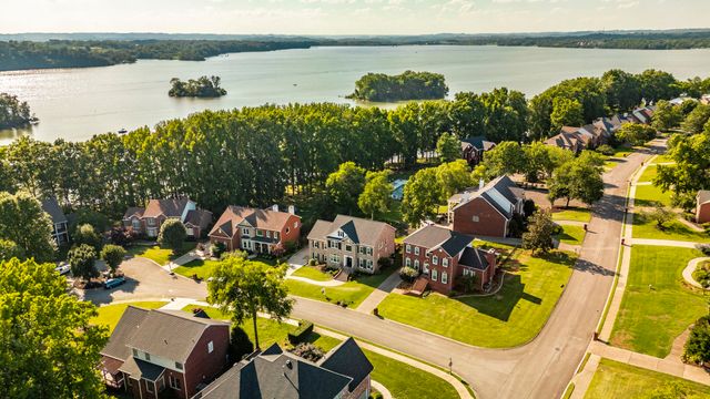 102 Fairlake Ct, Hendersonville, TN 37075