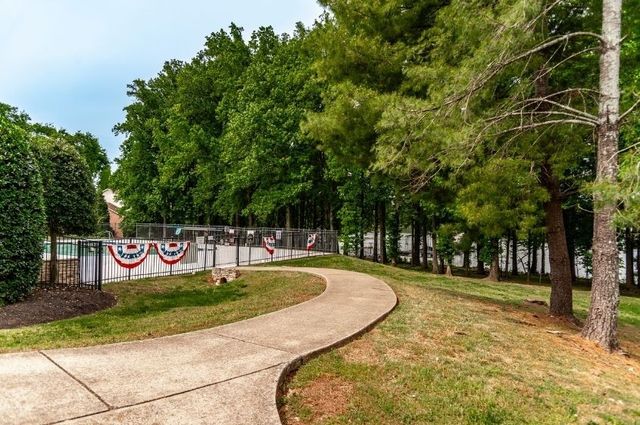 102 Fairlake Ct, Hendersonville, TN 37075
