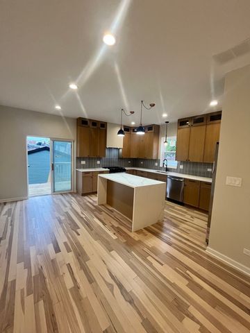 956 N Saint Louis Avenue, Chicago, IL 60651