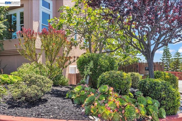 2433 Fox Ridge Dr, Castro Valley, CA 94546