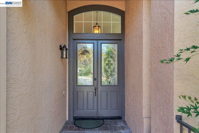 2433 Fox Ridge Dr, Castro Valley, CA 94546
