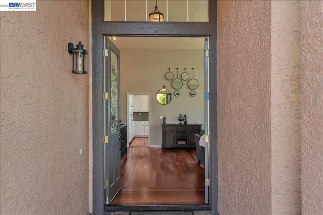 2433 Fox Ridge Dr, Castro Valley, CA 94546