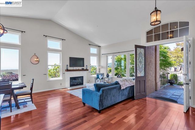2433 Fox Ridge Dr, Castro Valley, CA 94546