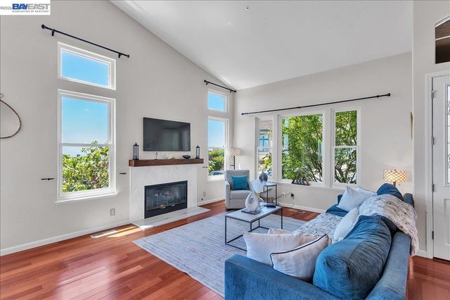 2433 Fox Ridge Dr, Castro Valley, CA 94546