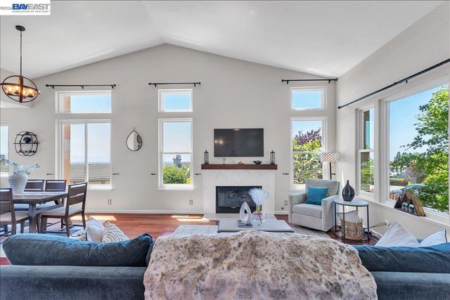 2433 Fox Ridge Dr, Castro Valley, CA 94546