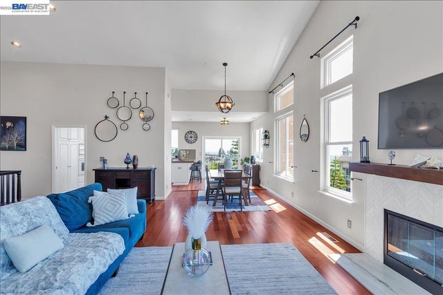 2433 Fox Ridge Dr, Castro Valley, CA 94546