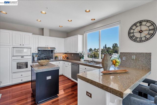 2433 Fox Ridge Dr, Castro Valley, CA 94546