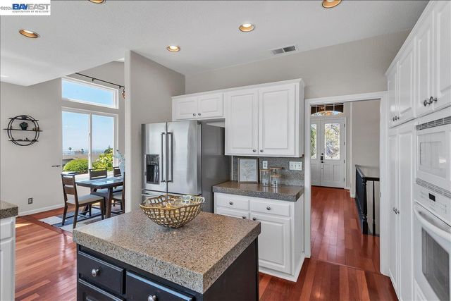 2433 Fox Ridge Dr, Castro Valley, CA 94546