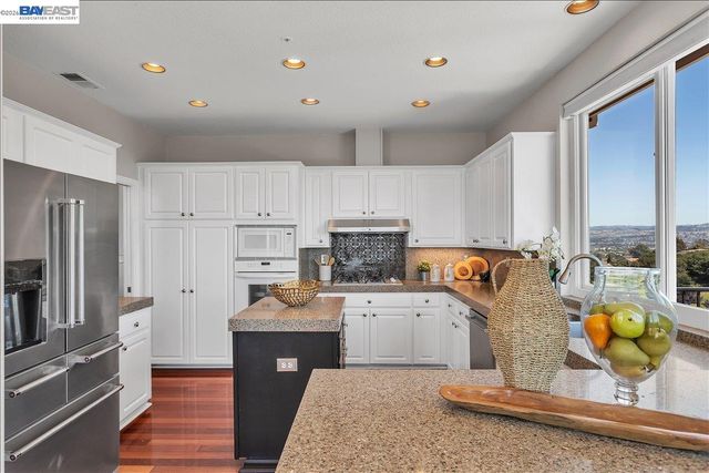 2433 Fox Ridge Dr, Castro Valley, CA 94546