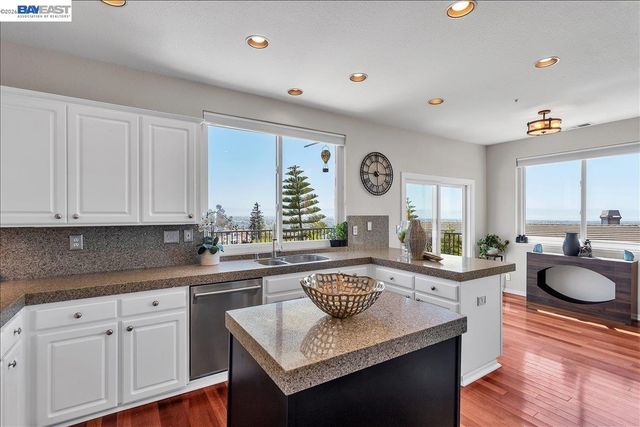 2433 Fox Ridge Dr, Castro Valley, CA 94546