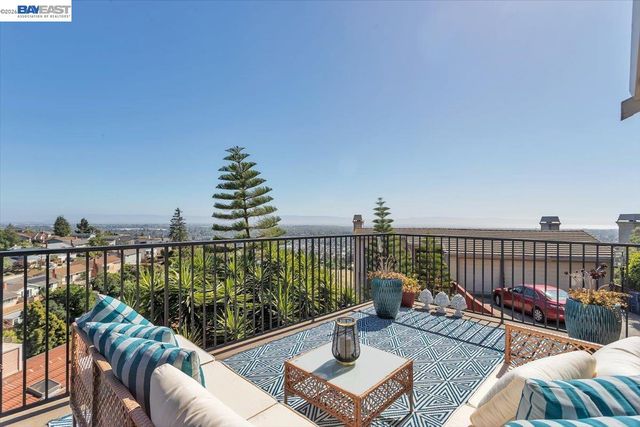 2433 Fox Ridge Dr, Castro Valley, CA 94546