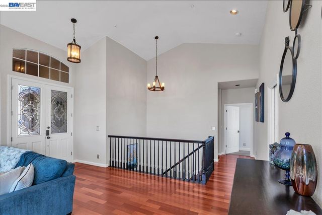 2433 Fox Ridge Dr, Castro Valley, CA 94546
