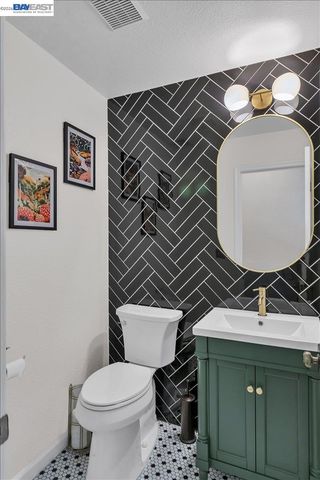 2433 Fox Ridge Dr, Castro Valley, CA 94546