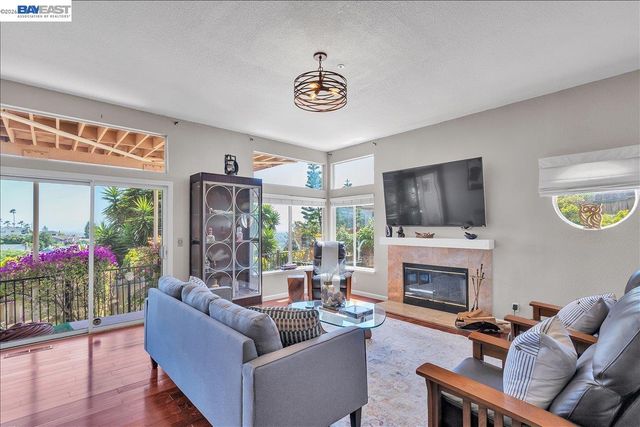 2433 Fox Ridge Dr, Castro Valley, CA 94546