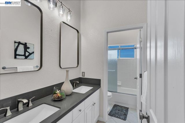 2433 Fox Ridge Dr, Castro Valley, CA 94546