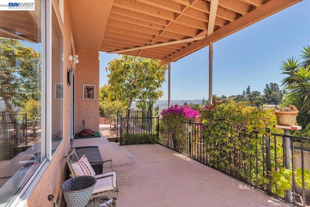 2433 Fox Ridge Dr, Castro Valley, CA 94546