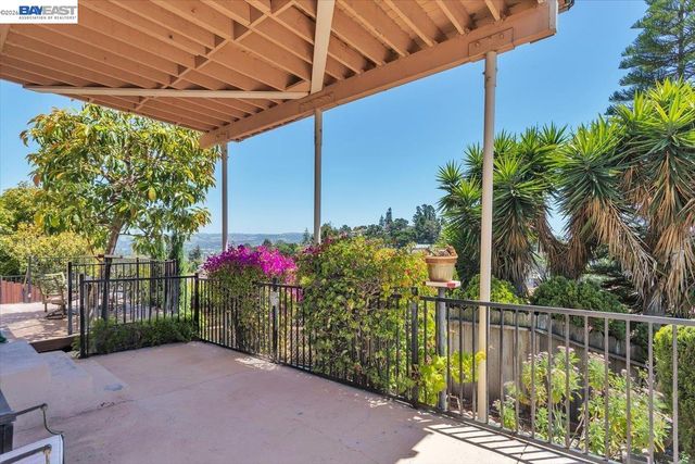 2433 Fox Ridge Dr, Castro Valley, CA 94546