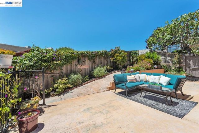 2433 Fox Ridge Dr, Castro Valley, CA 94546