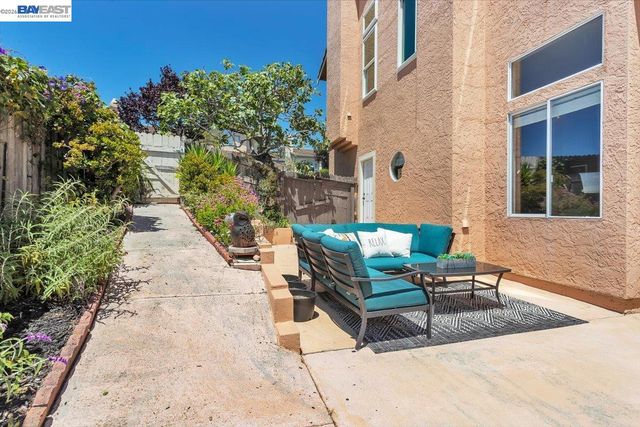 2433 Fox Ridge Dr, Castro Valley, CA 94546