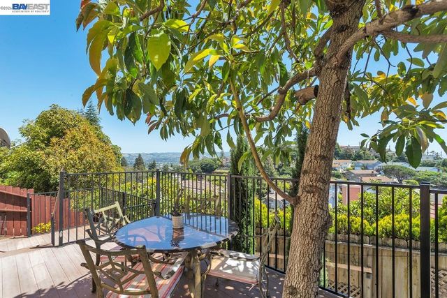 2433 Fox Ridge Dr, Castro Valley, CA 94546