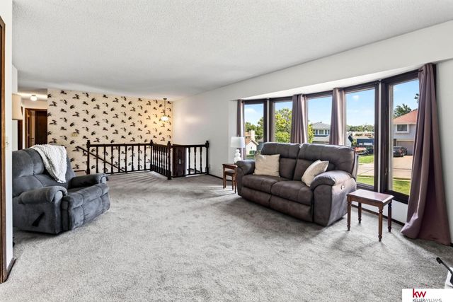 6826 S 73rd Avenue, Ralston, NE 68127