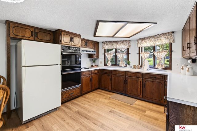 6826 S 73rd Avenue, Ralston, NE 68127