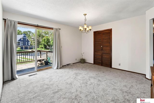 6826 S 73rd Avenue, Ralston, NE 68127