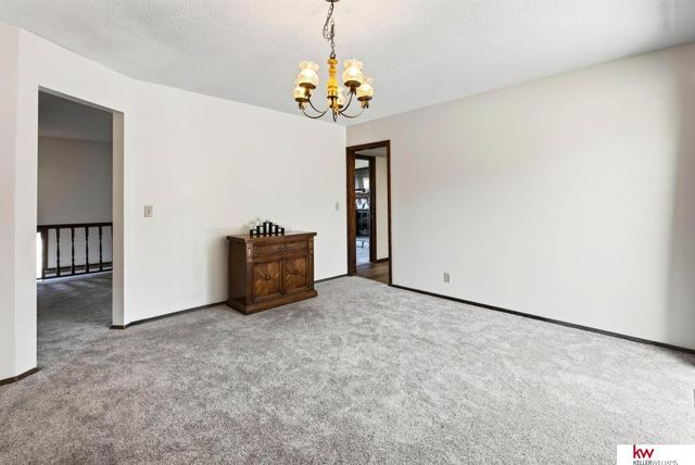 6826 S 73rd Avenue, Ralston, NE 68127