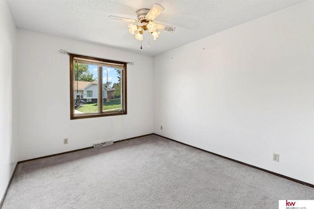 6826 S 73rd Avenue, Ralston, NE 68127