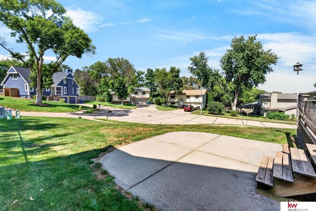 6826 S 73rd Avenue, Ralston, NE 68127