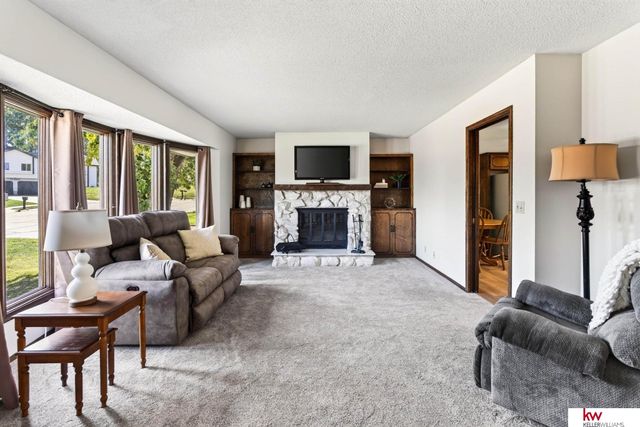 6826 S 73rd Avenue, Ralston, NE 68127
