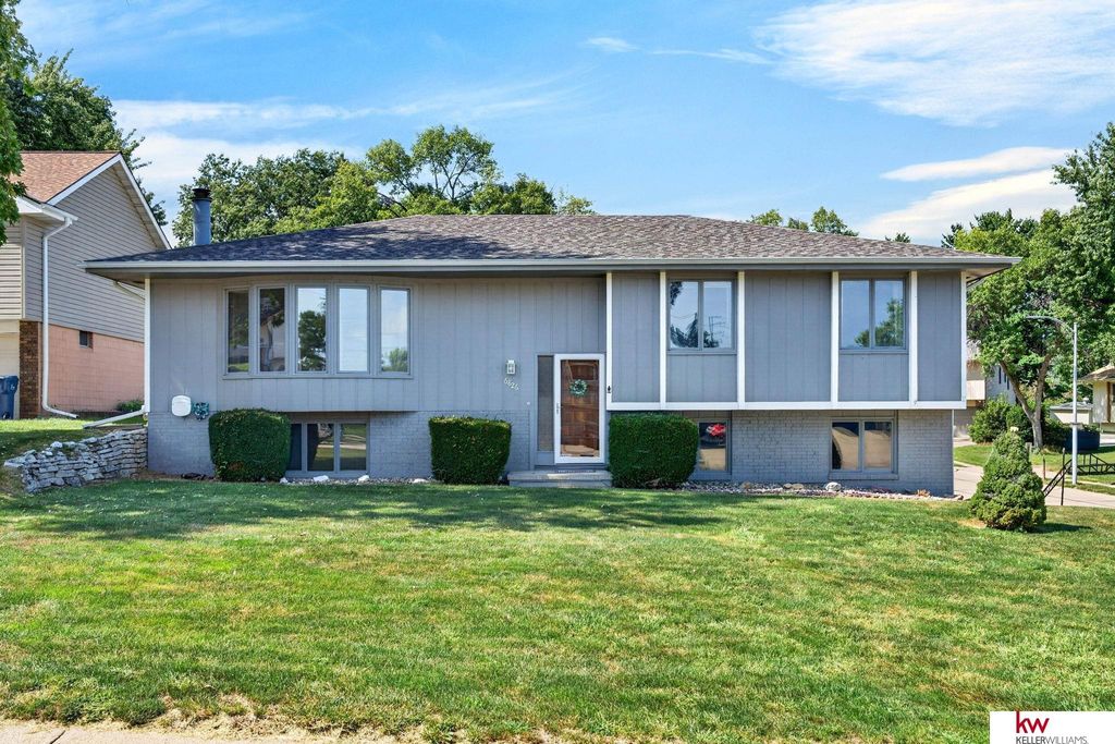6826 S 73rd Avenue, Ralston, NE 68127