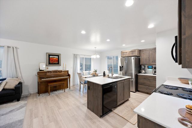 1698 S FREESTONE BLVD, Santaquin, UT 84655