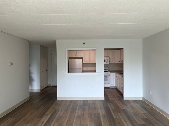 1 Pond St. 8K, Winthrop, MA 02152