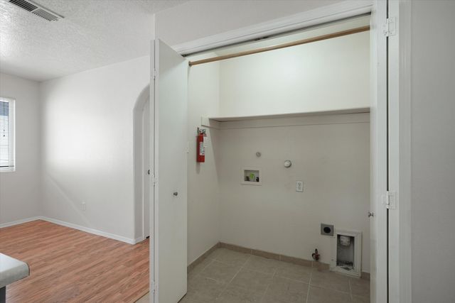 8724 N La Vida Lane SW, Albuquerque, NM 87121