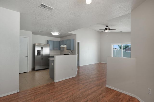8724 N La Vida Lane SW, Albuquerque, NM 87121