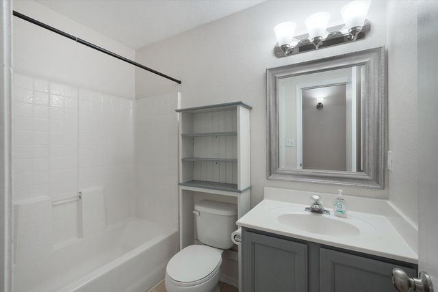 8724 N La Vida Lane SW, Albuquerque, NM 87121