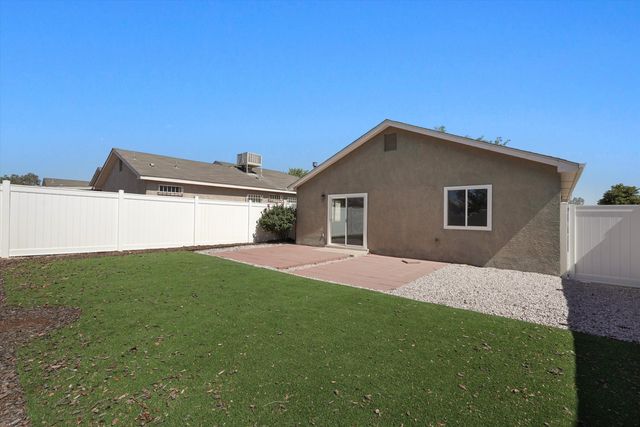 8724 N La Vida Lane SW, Albuquerque, NM 87121