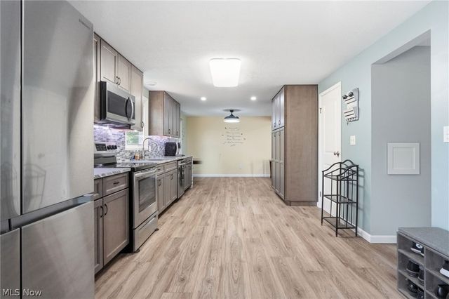 915 Old Farm Trail, Medina, OH 44256