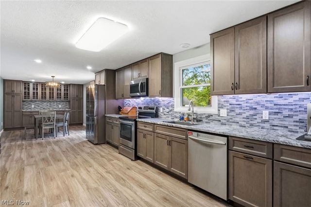 915 Old Farm Trail, Medina, OH 44256