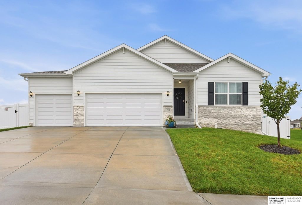 11610 Sunburst Drive, Papillion, NE 68046