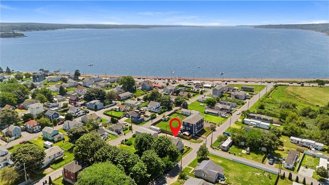 51 Pine Street, Portsmouth, RI 02871