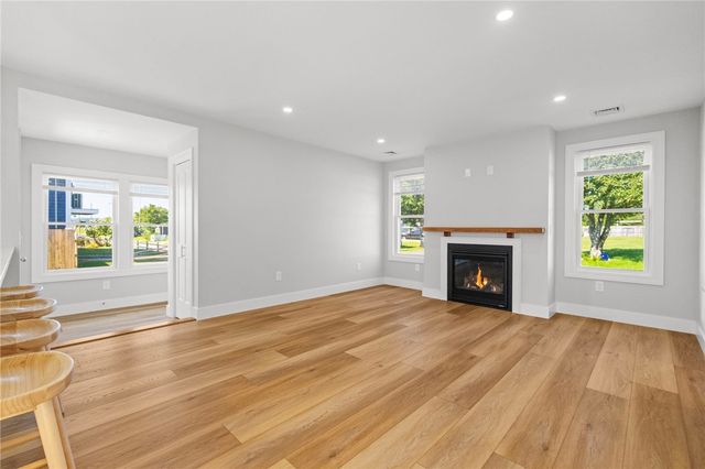 51 Pine Street, Portsmouth, RI 02871