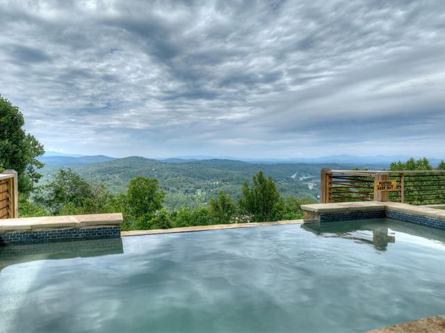 472 Overlook Drive, Blue Ridge, GA 30513