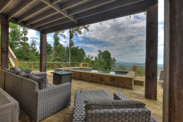 472 Overlook Drive, Blue Ridge, GA 30513